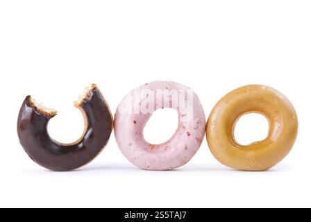 Trois beignets avec glaçage au chocolat, rose et caramel sur fond blanc Banque D'Images