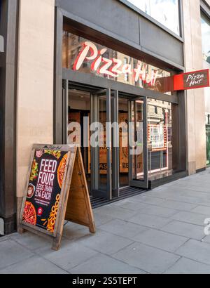 Londres, Royaume-Uni - 23 mars 2024 : Pizza Hut Restaurant dans la ville de Londres. Pizza Hut est une chaîne de restaurants multinationale américaine et internationale fran Banque D'Images