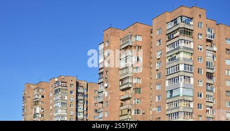 Photo détaillée d'un immeuble résidentiel à plusieurs étages avec beaucoup de balcons et de fenêtres. Auberges pour les pauvres en Russie et en Ukraine dans un endommagé Banque D'Images