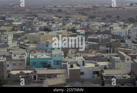 La ville d'Espargos sur l'île de Sal sur les îles du Cap-Vert en Afrique. Cap-Vert, Sal, mai 2000. AFRIQUE CAP-VERT SAL ESPARGOS Banque D'Images