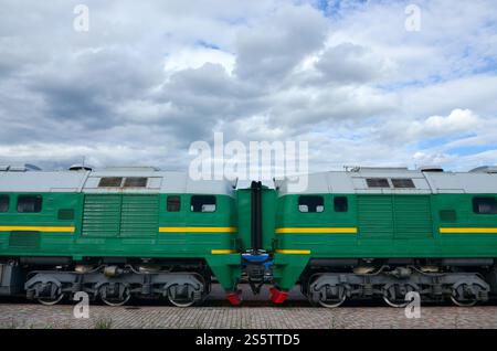 Transition entre deux trains électriques. Un petit couloir dans le rôle d'un portail entre les deux côtés de la cabine d'un train électrique russe Banque D'Images