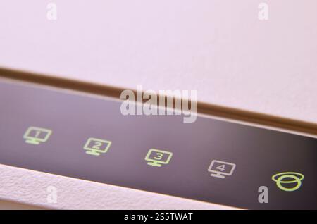 Ampoules photo détaillées du modem Internet. Arrière-plan technologique abstrait. Lumières brillantes modernes sur la surface du wi-fi en plastique blanc Banque D'Images