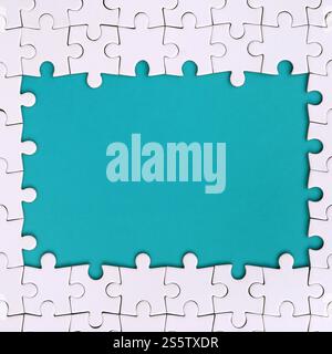 Cadrage dans la forme d'un rectangle, faite d'un puzzle blanc autour de l'espace bleu Banque D'Images