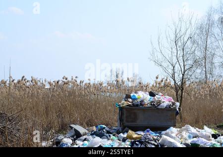 La poubelle est emballée avec des ordures et des déchets. Enlèvement des ordures dans les zones peuplées en temps opportun Banque D'Images