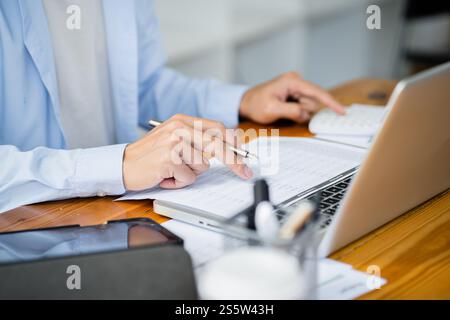 Business MAN comptable analyse des risques d'investissement. Économiser de l'argent pour le trading boursier avec calculatrice. Concept comptable. Banque D'Images