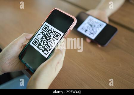 Paiement par code QR. Portefeuille électronique. Femme scannant le code QR concept de technologie d'achat en ligne cashless Banque D'Images
