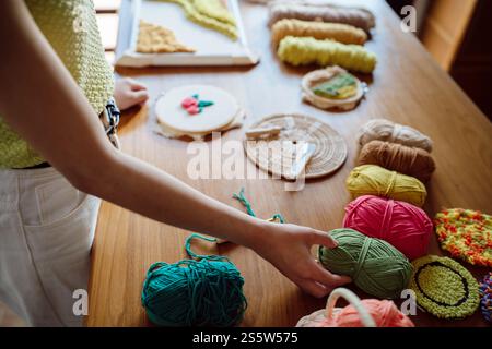 Aiguille perforée. Femme asiatique faisant tricoter Hobby à la main dans l'atelier de studio. Designer Workplace projet artisanal fait à la main concept de broderie DIY Banque D'Images