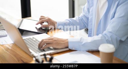 E-learning étudiant en ligne appel VDO Conférence travail à domicile travail à distance discuter chat en ligne sur ordinateur portable webcam conférence travailler avec tablette sociale Banque D'Images