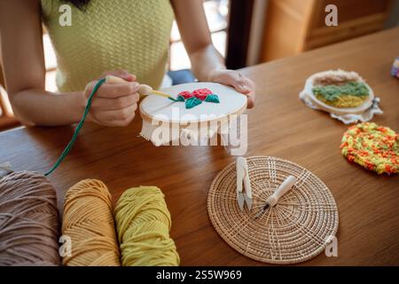 Aiguille perforée. Femme asiatique faisant tricoter Hobby à la main dans l'atelier de studio. Designer Workplace projet artisanal fait à la main concept de broderie DIY Banque D'Images