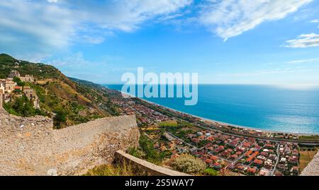 Fiumefreddo Bruzio (l'un des plus beaux villages italiens) sur une colline de montagne au-dessus de la côte de la mer Tyrrhénienne, province de Cosenza, Calabre, Italie. Banque D'Images