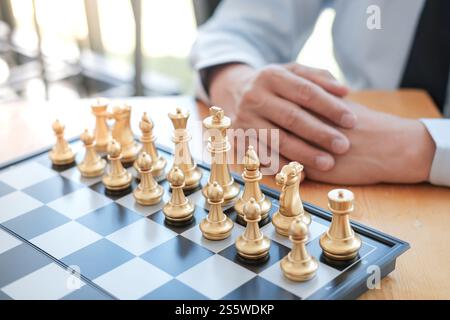 Businessman jouer avec jeu d'échecs. Succès de concept de gestion stratégie d'entreprise et défi tactique Banque D'Images
