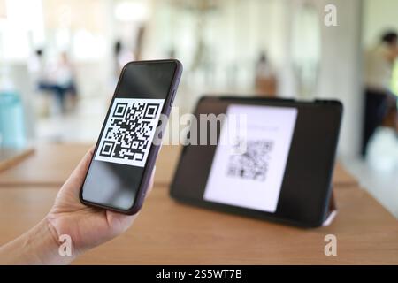 Paiement par code QR. Portefeuille électronique. Femme scannant le code QR concept de technologie d'achat en ligne cashless Banque D'Images