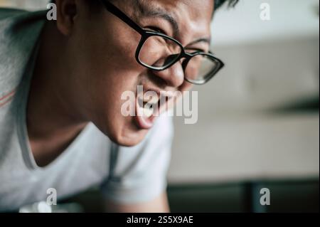 Homme drôle en surpoids dans les lunettes essayer de planquer sur le sol faire de l'entraînement, copier l'espace Banque D'Images