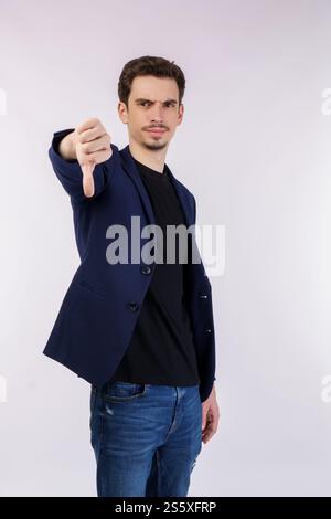 Portrait de jeune homme d'affaires montre le signe de l'aversion, regarde avec l'expression négative et la désapprobation sur fond isolé. Désaccord, dégoût et Banque D'Images