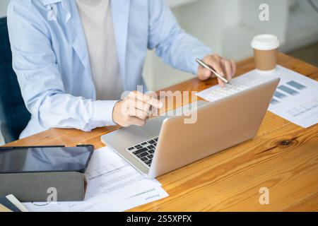 E-learning étudiant en ligne appel VDO Conférence travail à domicile travail à distance discuter chat en ligne sur ordinateur portable webcam conférence travailler avec tablette sociale Banque D'Images