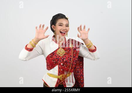 Portrait de belle femme en Thai Northern Traditional Clothing debout posant, jolie femme asiatique en costume Thai Lanna avec un sourire charmant Banque D'Images