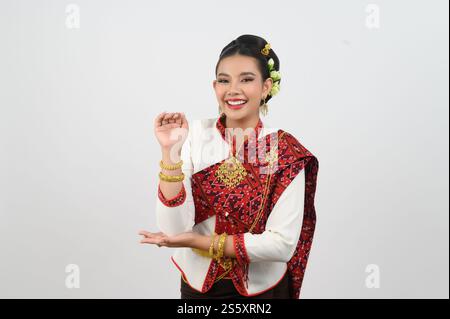 Portrait de belle femme en Thai Northern Traditional Clothing debout posant, jolie femme asiatique en costume Thai Lanna avec un sourire charmant Banque D'Images