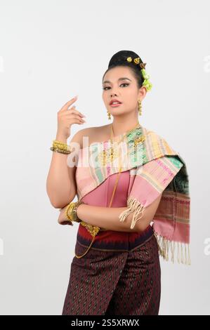 Portrait de belle femme en Thaï Northeastern Traditional Clothing debout posant, jolie femme asiatique en costume Thaï Lanna avec un sourire charmant Banque D'Images