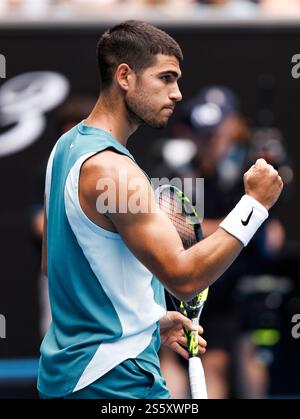 Melbourne, Australie. 15 janvier 2025. Carlos Alcaraz célèbre la victoire du match de 2e tour masculin entre Carlos Alcaraz, d'Espagne, et Nishioka Yoshihito, du Japon, à l'Open d'Australie à Melbourne, Australie, le 15 janvier 2025. Crédit : ma Ping/Xinhua/Alamy Live News Banque D'Images