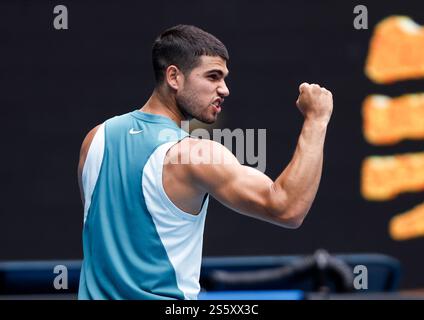 Melbourne, Australie. 15 janvier 2025. Carlos Alcaraz célèbre la victoire du match de 2e tour masculin entre Carlos Alcaraz, d'Espagne, et Nishioka Yoshihito, du Japon, à l'Open d'Australie à Melbourne, Australie, le 15 janvier 2025. Crédit : ma Ping/Xinhua/Alamy Live News Banque D'Images
