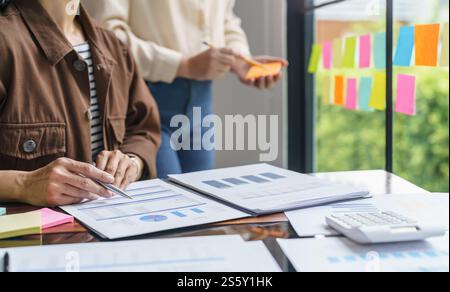 Les gens d'affaires travaillant sur des notes adhésives écrivant des idées créatives sur des notes post-it investisseur professionnel start-up entreprise de projet Banque D'Images