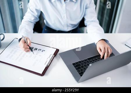 E-learning étudiant en ligne VDO appel Conférence travail à domicile travail à distance discuter chat en ligne sur ordinateur portable webcam conférence travail distanciation sociale Banque D'Images