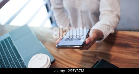 Paiement par code QR. Femme scannant le code QR concept de technologie Cashless d'achat en ligne Banque D'Images