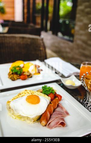 Petit déjeuner américain complet énorme petit déjeuner sain sur une table avec du café petit déjeuner servi avec du café petit déjeuner anglais avec des croissants aux œufs frits Banque D'Images