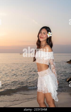Belle jeune femme thaïlandaise heureuse à Tropical Beach pendant le coucher du soleil Banque D'Images