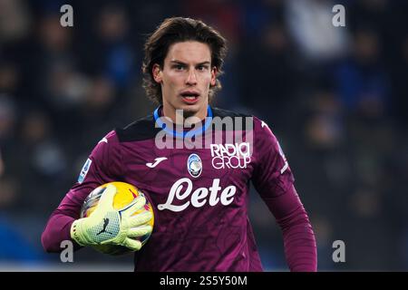 Bergame, Italie. 14 janvier 2025. Marco Carnesecchi d'Atalanta BC tient le ballon pendant le match de Serie A entre Atalanta BC et Juventus FC. Crédit : Nicolò Campo/Alamy Live News Banque D'Images