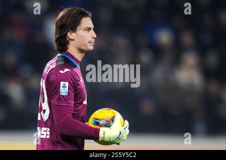 Bergame, Italie. 14 janvier 2025. Marco Carnesecchi d'Atalanta BC tient le ballon pendant le match de Serie A entre Atalanta BC et Juventus FC. Crédit : Nicolò Campo/Alamy Live News Banque D'Images