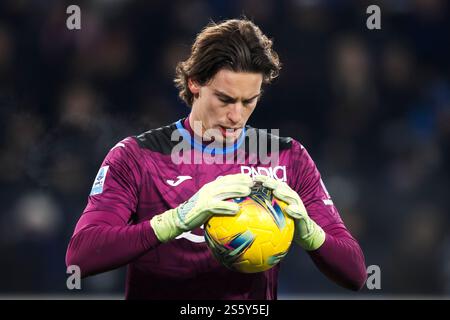 Bergame, Italie. 14 janvier 2025. Marco Carnesecchi d'Atalanta BC tient le ballon pendant le match de Serie A entre Atalanta BC et Juventus FC. Crédit : Nicolò Campo/Alamy Live News Banque D'Images