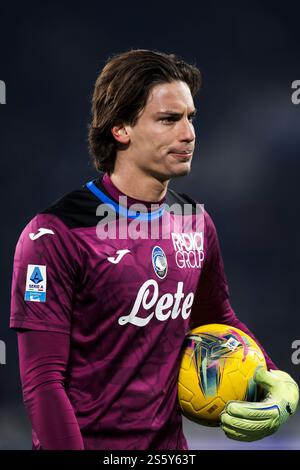 Bergame, Italie. 14 janvier 2025. Marco Carnesecchi d'Atalanta BC tient le ballon pendant le match de Serie A entre Atalanta BC et Juventus FC. Crédit : Nicolò Campo/Alamy Live News Banque D'Images