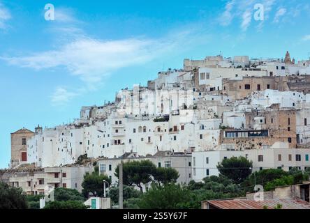 Vue panoramique sur Ostuni - ville blanche de Puglia, Italie du Sud (province de Brindisi). Personnes méconnaissables. Banque D'Images