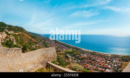Fiumefreddo Bruzio (l'un des plus beaux villages italiens) sur une colline de montagne au-dessus de la côte de la mer Tyrrhénienne, province de Cosenza, Calabre, Italie. Banque D'Images