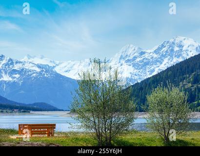 ( Ou Lac Reschensee Reschen) paysage estival avec prairie en fleurs près de banc en bois, pique-nique (Italie) Banque D'Images