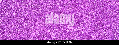 Sequins décoratifs violets. Image d'arrière-plan avec des lumières bokeh brillantes provenant de petits éléments qui réfléchissent la lumière. Sequins décoratifs violets. Arrière-plan Banque D'Images