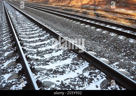 Plus de détails hiver russe enneigé de fer de plein soleil. Les rails et traverses sous la neige de décembre. Les chemins de fer russes en détail Banque D'Images