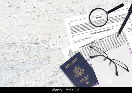 L'affidavit DS60 du Département d'État concernant un changement de nom est sur la table et prêt à être rempli. Paperasserie pendant les opérations avec US Passport Banque D'Images