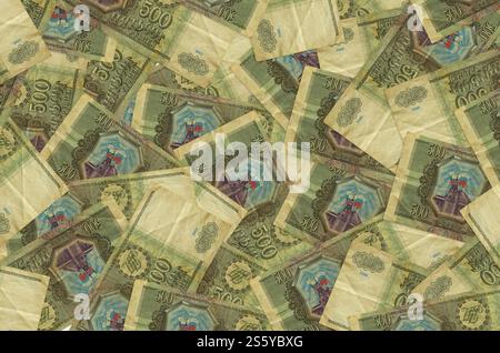 500 billets de roubles russes se trouve dans une grande pile. Fond conceptuel de la vie riche. Grosse somme d'argent. 500 billets de roubles russes se trouve dans une grande pile. Vie riche Banque D'Images