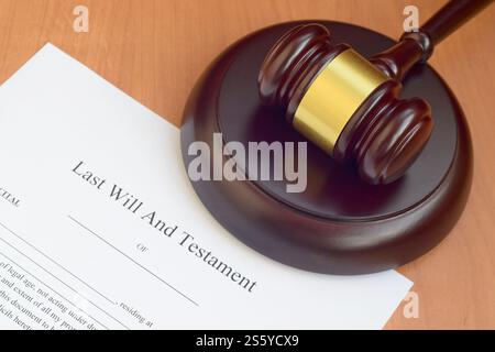 Le juge Mallet et le dernier testament et le testament document vierge sur la table de cour en bois de près Banque D'Images