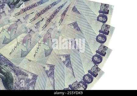 100 Philippine piso Bill se trouve isolé sur fond blanc avec un espace de copie empilé en forme d'éventail de gros plan. Concept de transactions financières. 100 Banque D'Images