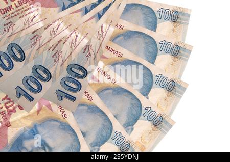 100 billets de lires turques se trouve isolé sur fond blanc avec l'espace de copie empilé en forme d'éventail gros plan. Concept de transactions financières. 100 turc Banque D'Images