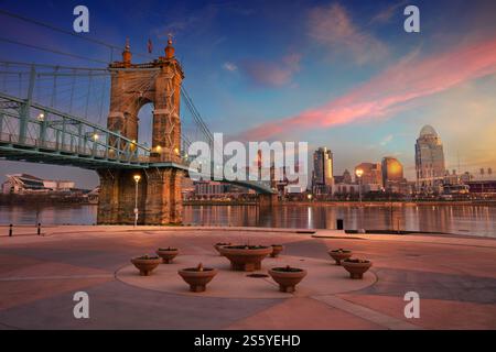 Cincinnati, Ohio, États-Unis. Image de paysage urbain de Cincinnati, Ohio, USA ligne d'horizon du centre-ville avec le pont suspendu John A. Roebling et reflet de la cit Banque D'Images