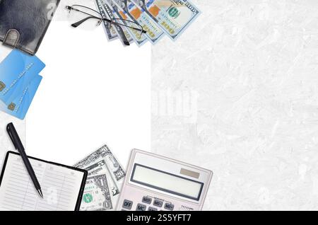 Composition de bureau avec calculatrice, carnet d'adresses et autres articles de bureau sur fond de table en bois marron avec vue de dessus. Documents comptables Banque D'Images