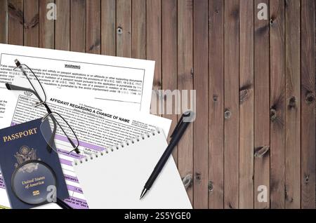 L'affidavit DS60 du Département d'État concernant un changement de nom est sur la table et prêt à être rempli. Paperasserie pendant les opérations avec US Passport Banque D'Images