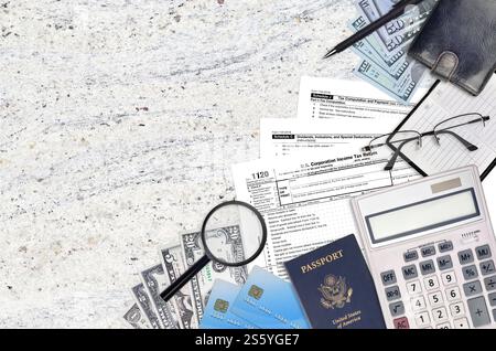 IRS formulaire 1120 déclaration d'impôt sur le revenu des sociétés américaines se trouve sur la table de bureau plate et prêt à remplir. Concept de paperasserie des services fiscaux internes aux États-Unis. Banque D'Images