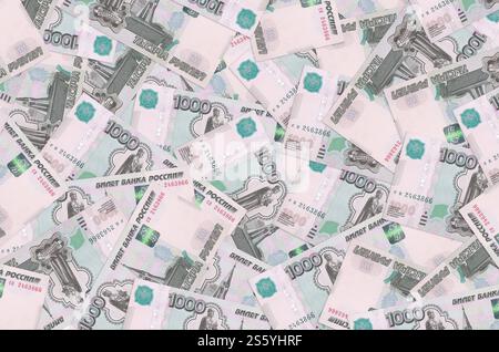1000 billets de roubles russes se trouve dans une grande pile. Fond conceptuel de la vie riche. Grosse somme d'argent. 1000 billets de roubles russes se trouve dans une grande pile. Riche Banque D'Images