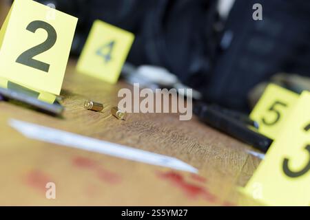 Des tentes d'identité sur la scène de crime après une fusillade à l'intérieur. Cartouches d'armes comme preuve sur le processus d'enquête sur les lieux du crime de près. Des tentes d'identité sur la scène du crime Banque D'Images