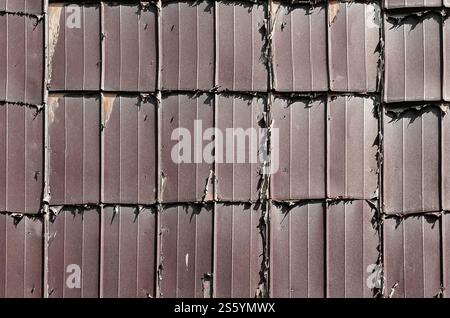 Métal en acier rouillé avec peinture fissurée, fond grunge. Texture métallique ancienne avec rayures et fissures. Métal en acier rouillé avec peinture fissurée, grunge Banque D'Images